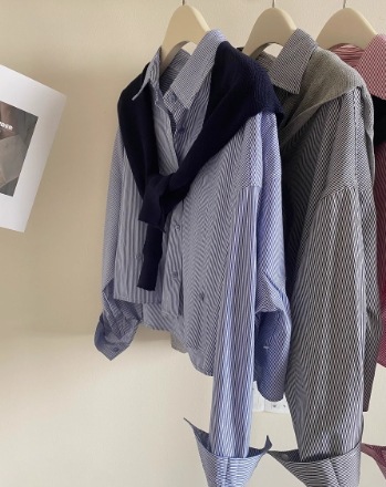 シャツ レディース トップス ミドル ストライプ 長袖 Vネック 襟付き ストレート アクセント 大人可愛い きれいめ シンプル 上品 おしゃれ かっこいい こなれ感 オフィス オルチャン 20代