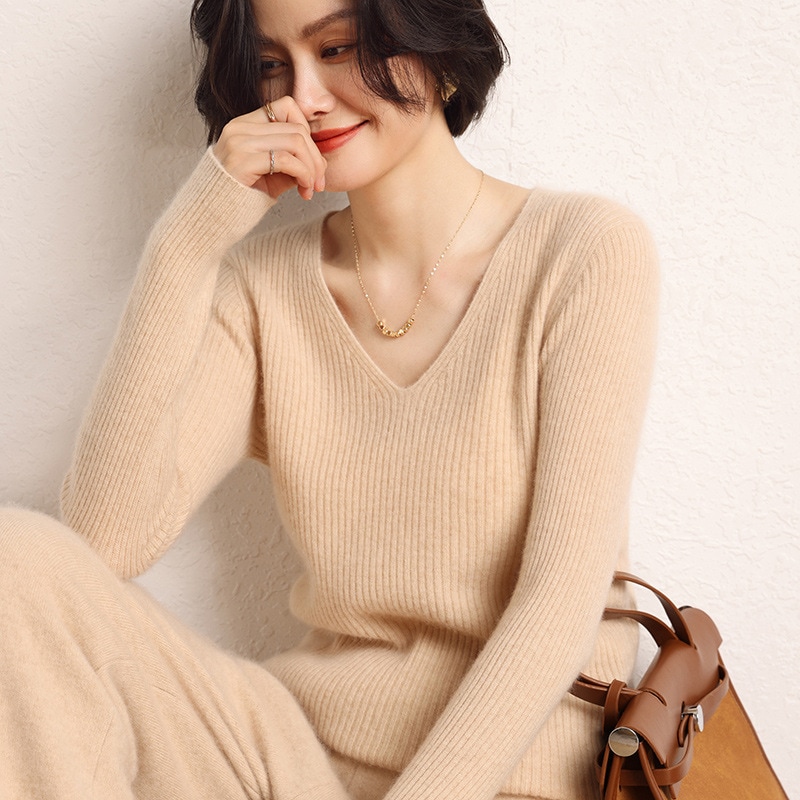 カシミヤの一線の成衣は女性のニットの秋冬の新型を引き出してやせている気質のゆったりしている怠惰な風の底のシャツを現します