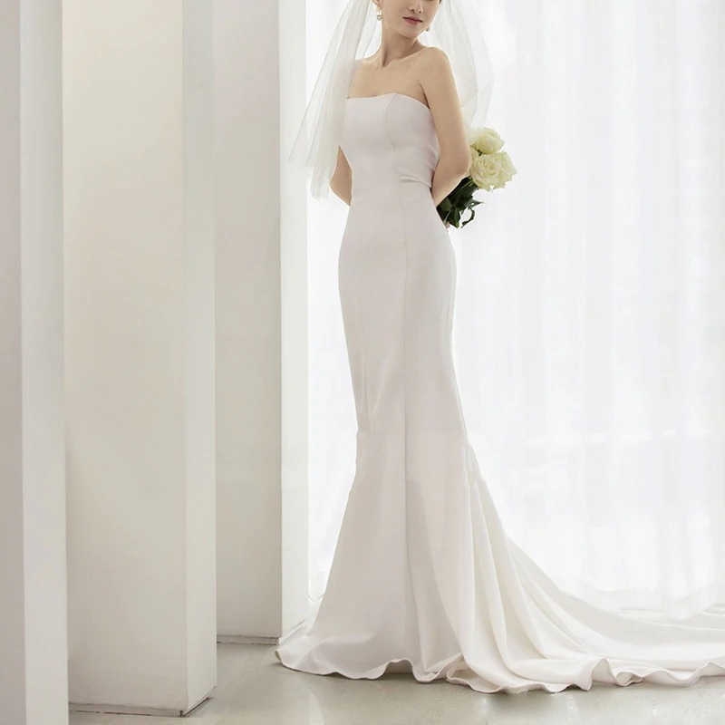 花嫁のライトウェディングドレスと結婚式の宴会エレガントなストラップレス2025屋内ウェディングショットシンで雰囲気のウエストクロッシングテールドレス