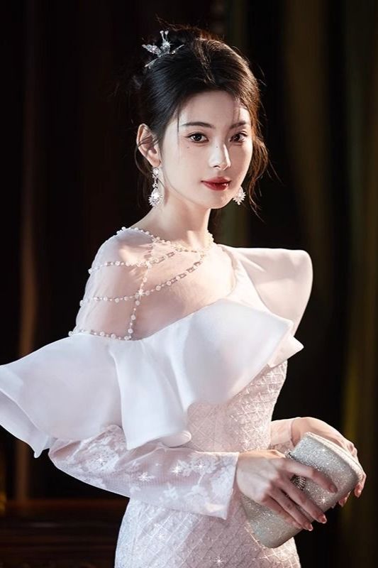 タキシードの女性の宴会の空気は軽くて豪華です 6,347円