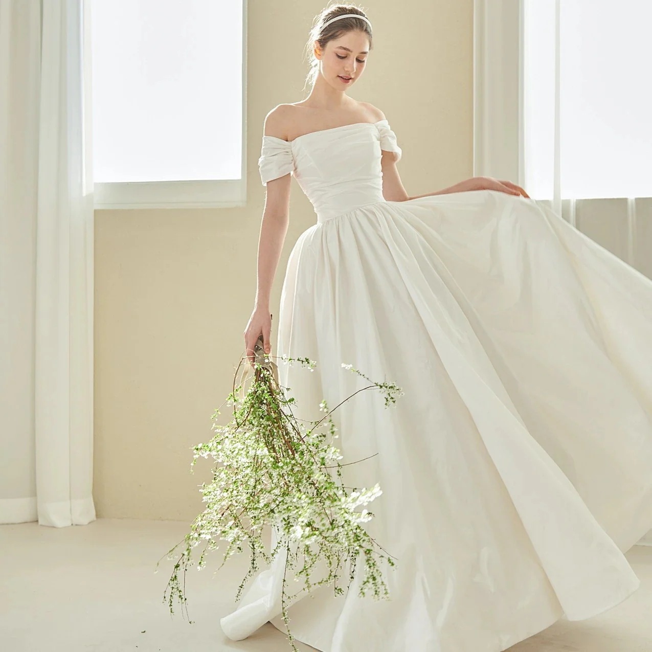 韓国 流行り ワンピース ドレス 気品ある軽やかなウェディングドレスシンプルで洗練された婚約式/成人式/宴会用ドレス