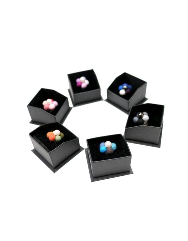 ハンドクラフトフェルト玉ブートニエール