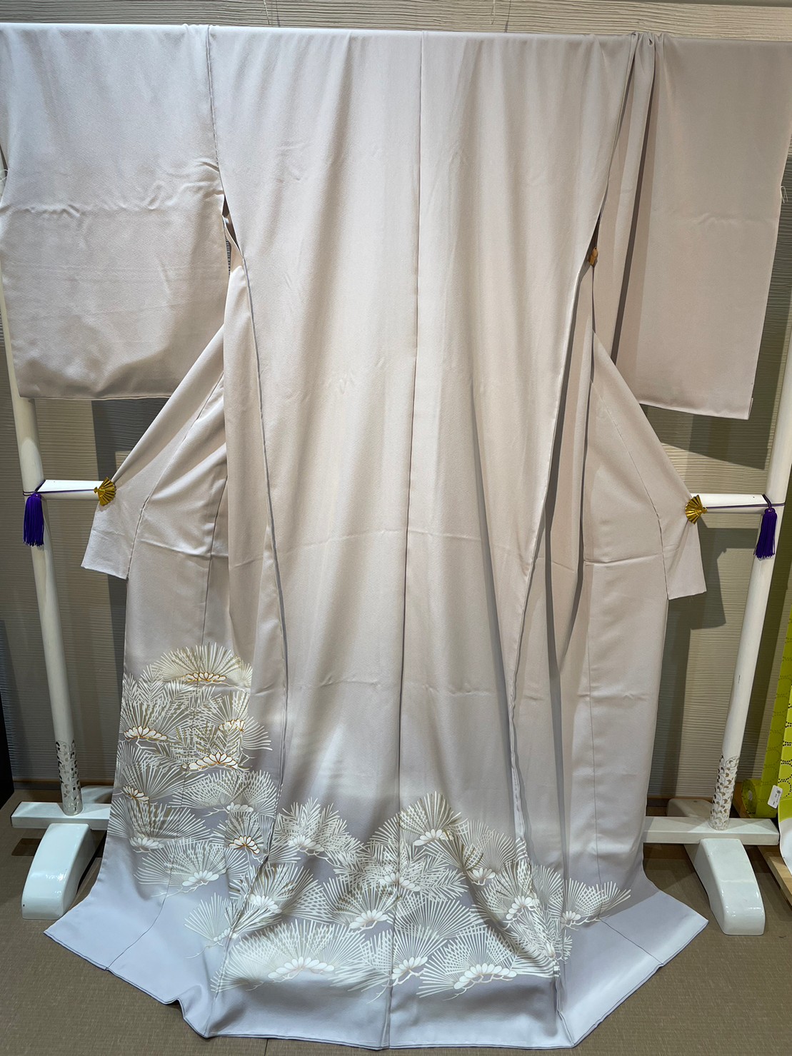 色留袖・黒留袖 吉澤友禅 松 金駒刺繍 薄グレー浜ちりめん [tomesode002]