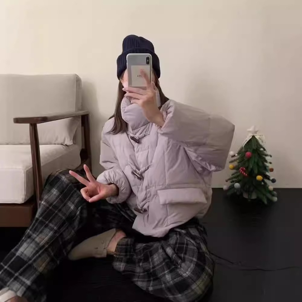 ホーンボタンショートダウンジャケット女性のための 2024 冬のファッションスタンドカラー甘い少し暖かいホワイトダックダウンジャケットトレンディな