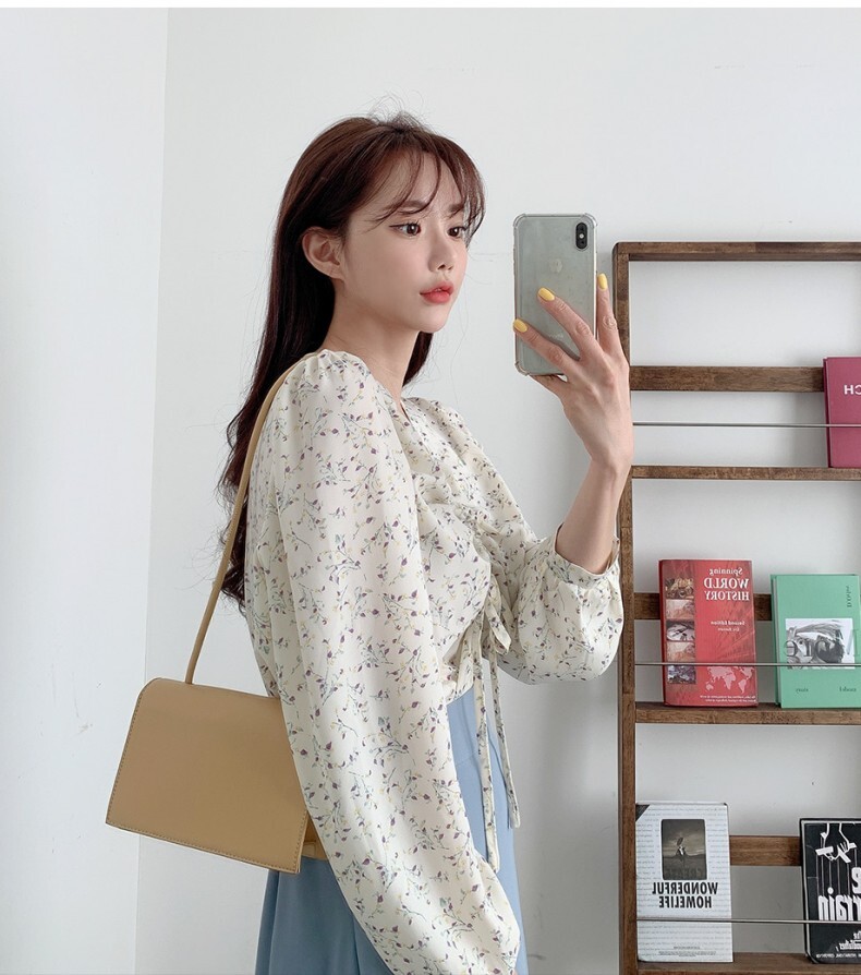 トップス ブラウス 袖あり 長袖 ボリューム袖 Vネック 襟なし フレア シフォン 透け感 かわいい 大人可愛い きれいめ シンプル おしゃれ お洒落 大人女子 キュート ガーリー 主役級 存在感