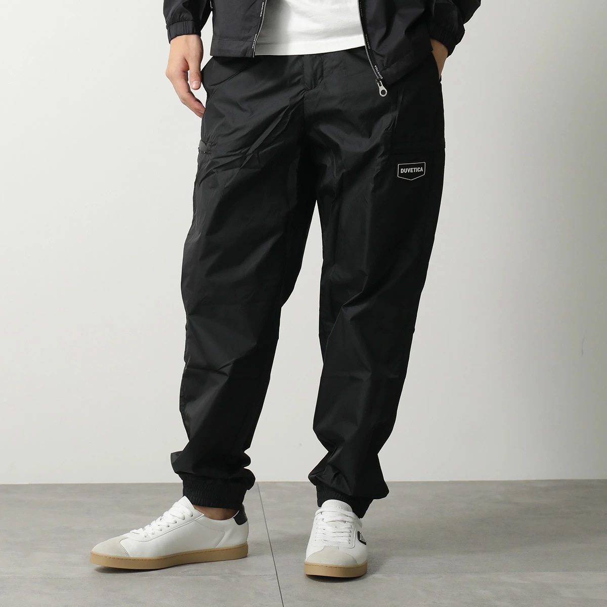 Duvetica デュベティカ ナイロンパンツ VUPT41131 メンズ カーゴパンツ ロゴパッチ 軽量 ジップフライ NERO/BK