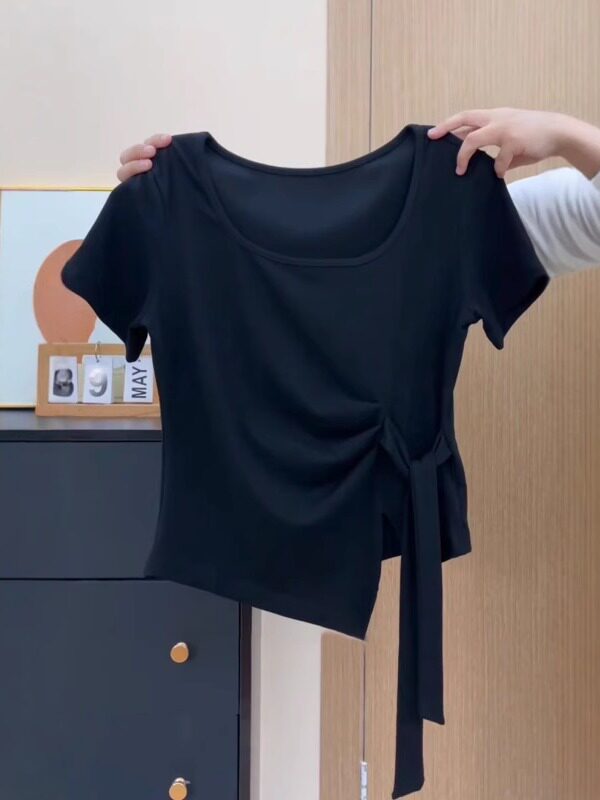 大きいサイズのスクエアネック不規則ショルダー半袖レディースTシャツ夏のぽっちゃりさん向けお腹カバーで着痩せ効果のある純綿トップス