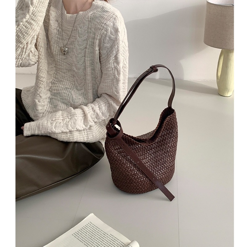 牛革編みバケツバッグ女性2025新型通勤本革大容量バッグショルダーバッグ