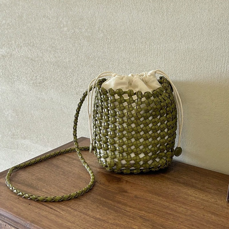 頭層牛革手編みバッグ2025新作海辺バケツバッグ本革透かし彫りショルダーバッグレディースポーチ 5,951円