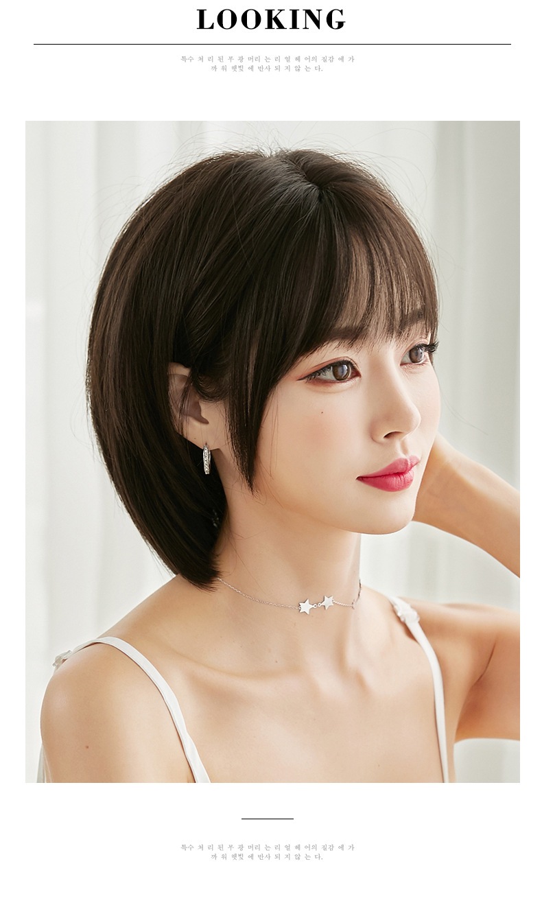 肩にかかるミディアムショートスタイル丸顔にぴったりの自然なストレートカットでフェイスラインをすっきり演出軽量で通気性素材使用自然なボリューム感のある冷棕色32cmのショートヘアウィッグ日常からお