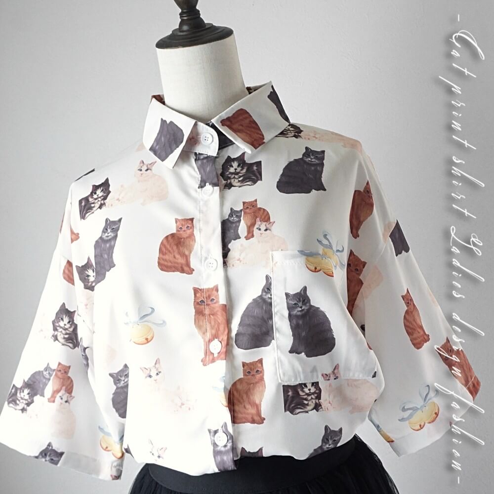 【国内より毎日発送】 猫柄の可愛い レトロ 総柄 シャツ 半袖 やや薄手 生成りベース キャット アニマル柄 プリント ガーリー トップス ブラウス ダンス 衣装 個性的 ゆったり おしゃれ