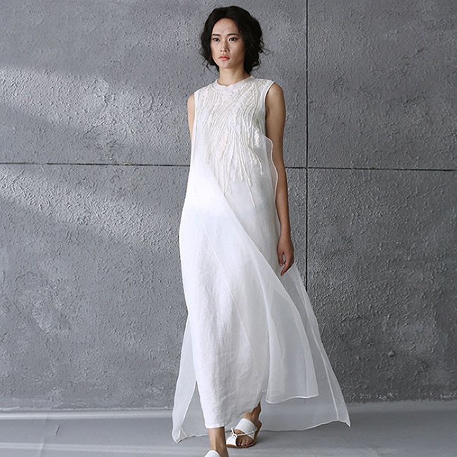 マキシワンピース 白ワンピース 春 夏 レディース サマードレス 体型カバー ノースリーブ レディースワンピース 刺繍 側面スリット入り 白ワンピース 高見え アシンメトリー 結婚式 バウリ