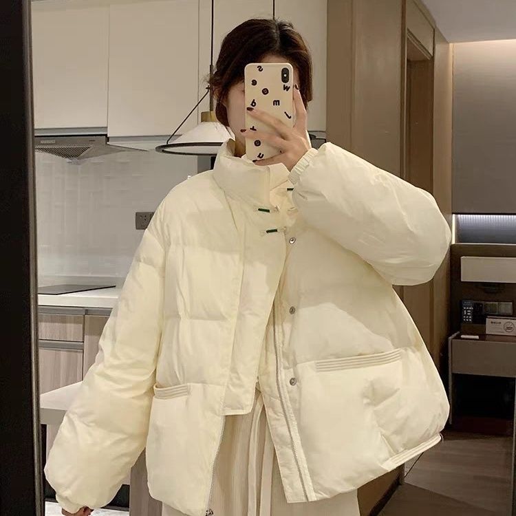 冬のストリートショートスタイル2024新しいジャケットパンスタンドカラーリトルピープル向けの甘くて厚いダウンジャケット厚くて暖かい