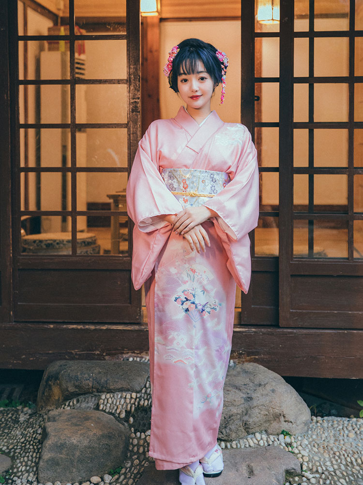 着物を改造した女性の日本のフォーマルウェア伝統的なピンクの写真浴衣