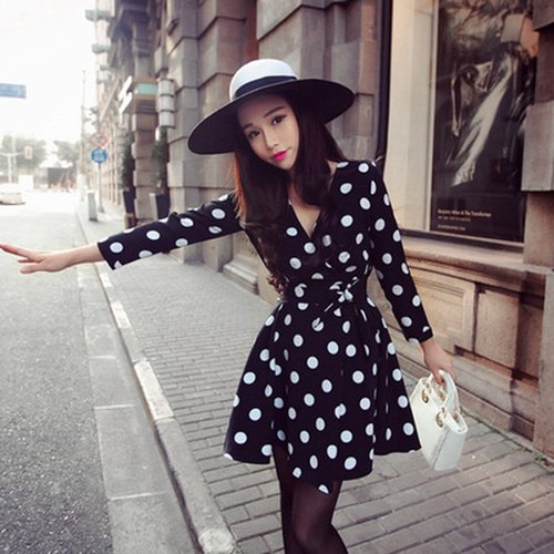 1031.春など暖かい時期に ドット柄ミニワンピースドレス（ブラック）