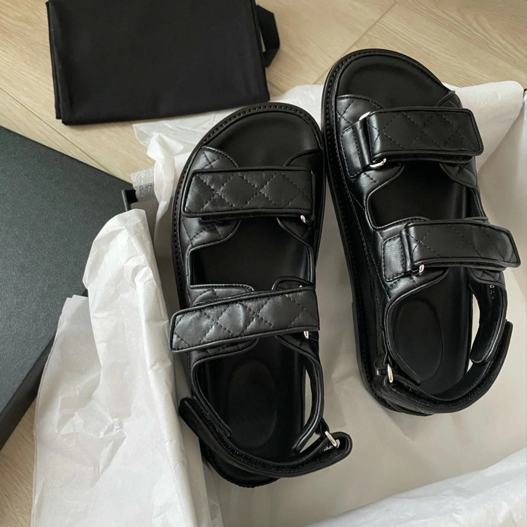 女性用の小さな香りの良いベルクロフラットサンダルのシープスキンバージョン厚底の万能ビーチシューズトレンディなレザーサンダル