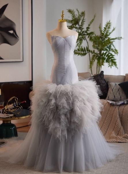 カラードレス グレー ベアトップ マーメイドライン 柔らかく重ねたチュールスカート 編み上げ 披露宴