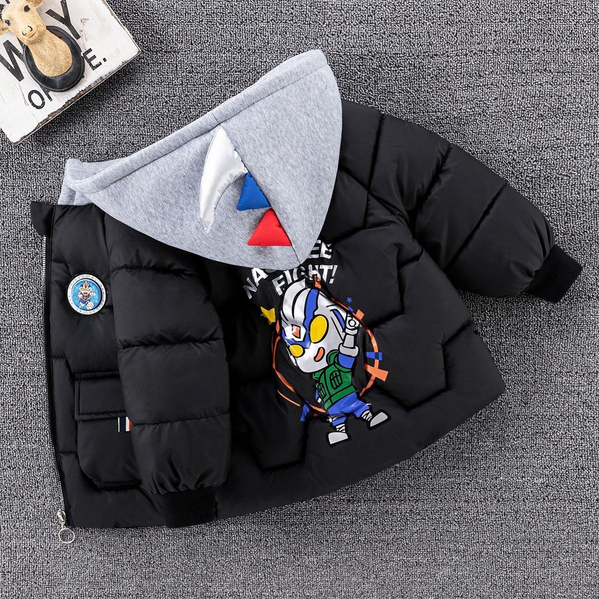 子供ウルトラマン綿入れ赤ちゃんの冬の新ダウンジャケット厚手ダウン綿入れコート男の子綿入れ長ズボンセット中小子供