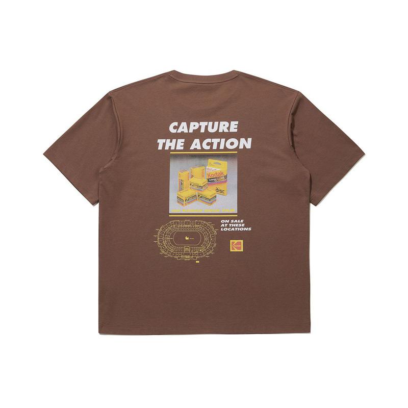 [公式]カラフルプラスグラフィック半袖Tシャツ BROWN