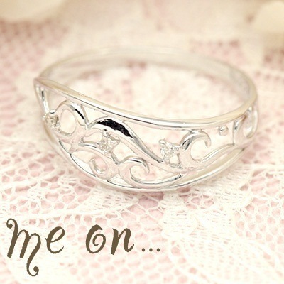 me on...K10ホワイトゴールド WG クラシカルアラベスクモチーフダイヤモンドリング お届けまで２３週間程 クラシカルで優美な曲線を描くデザイン 23,680円