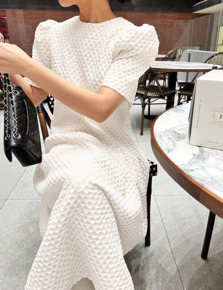 ワンピース レディース ワンピエンボス加工 パワーショルダー ミモレ丈 フレア ワンピース ジャガード ふくれジャガードワンピース 半袖 夏 ロングワンピース パフスリーブ クルーネック ロング丈