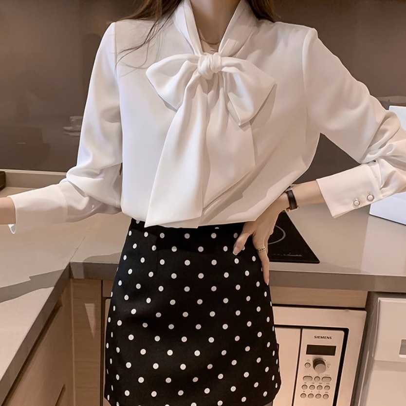 トップス ブラウス ショート丈 半端丈 長袖 ボウタイ ストレート リボン 前開き 透け感 ボタン かわいい 大人可愛い きれいめ シンプル 大人 上品 おしゃれ お洒落 レトロ 大人女子 こなれ感