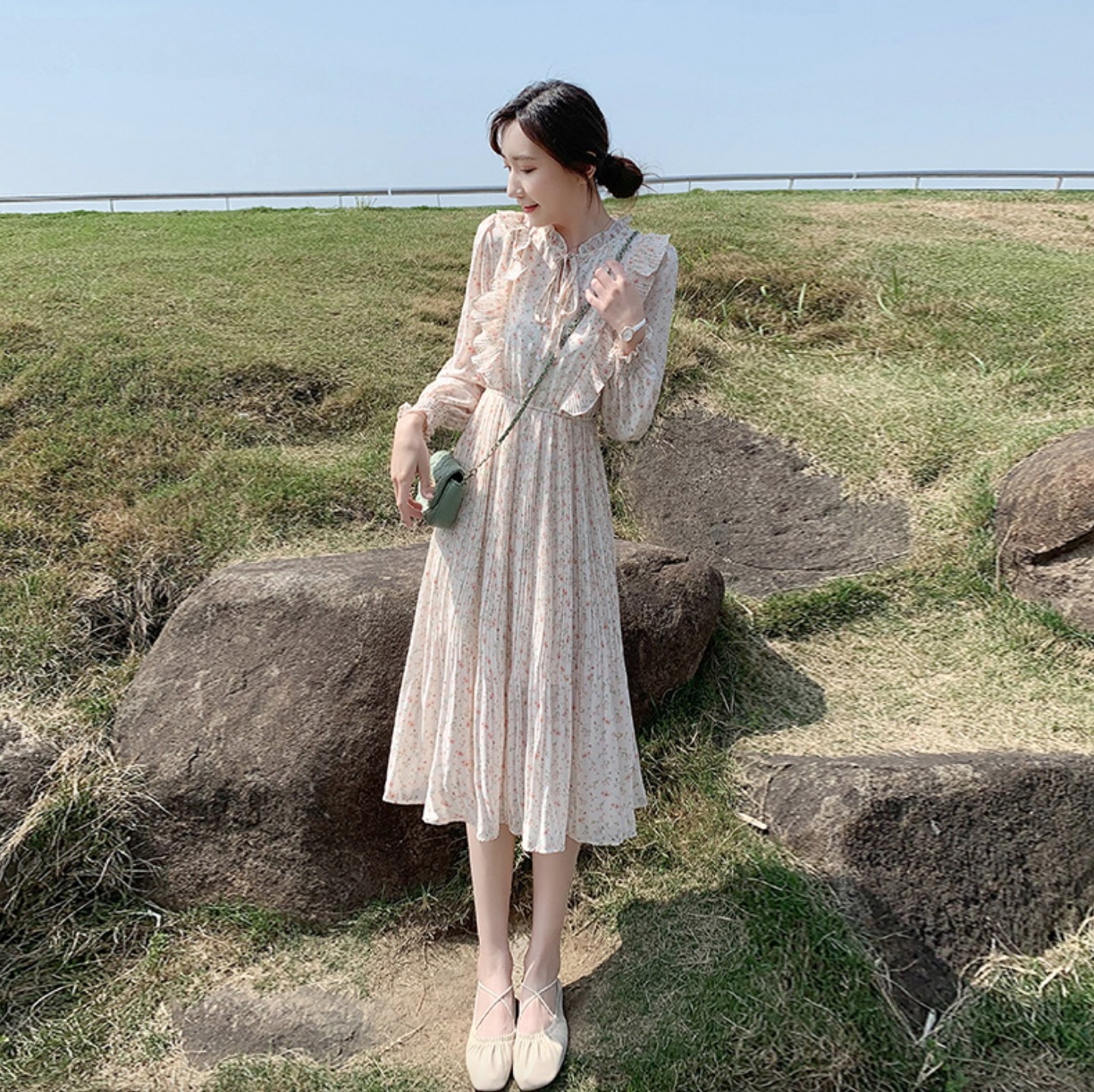 ワンピース デート フレアワンピース 膝上 ミモレ ミモレ丈 袖あり 長袖 フリル かわいい 大人可愛い きれいめ シンプル カジュアル 大人 上品 おしゃれ お洒落 主役級 存在感 春 秋 10代