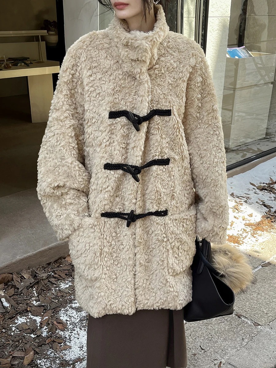 冬の新しい牛角バックルスタンドアップカラーウールロールミディアムレングスラムウールコート女性