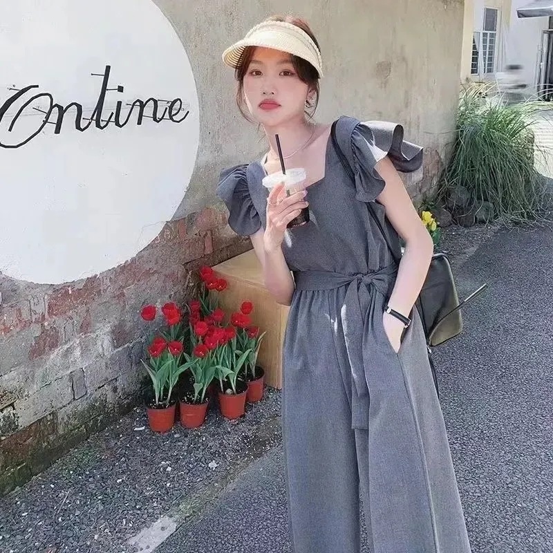 の感あるグレーのフリル袖ワイドレグジャンプスーツ 女性用 シェイプアップで痩せ見せ オシャレ