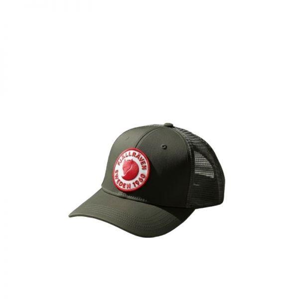 FJALLRAVEN 26SS 1960 ロゴ トラッカー キャップ ディープ フォレスト (78138662)