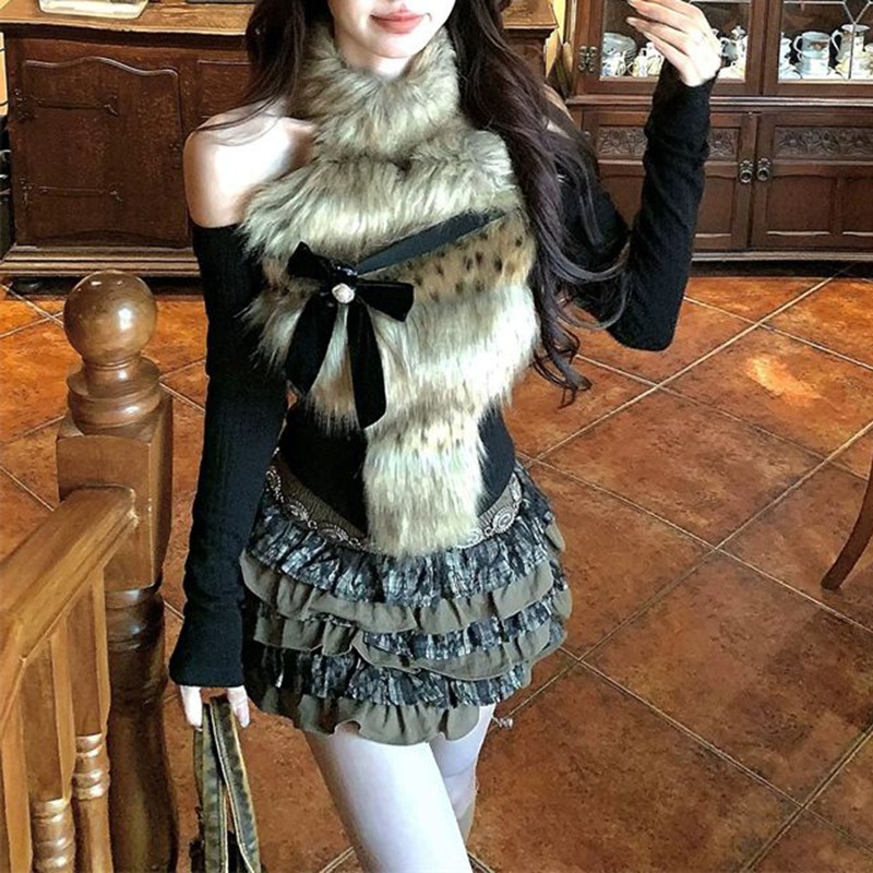 秋冬レディース向けセクシーなオフショルダーのファーホルタートップとヘビーデューティーケーキスカートのツーピースセット