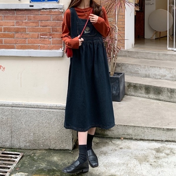 ジャンパースカート 膝下 ラウンドネック デザイン ボタン 美ライン ニュアンス 刺繍 胸ポケット デニム ブルーデニム 調整可能 かわいい 大人可愛い きれいめ シンプル カジュアル 大人 上品