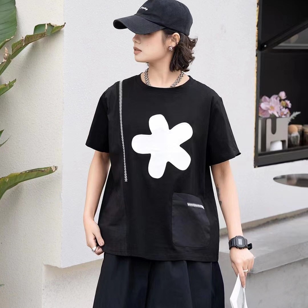 デザイン感貼り布大きな花のせラウンドネック トップスゆるい韓国半袖tシャツ夏のティーシャツ