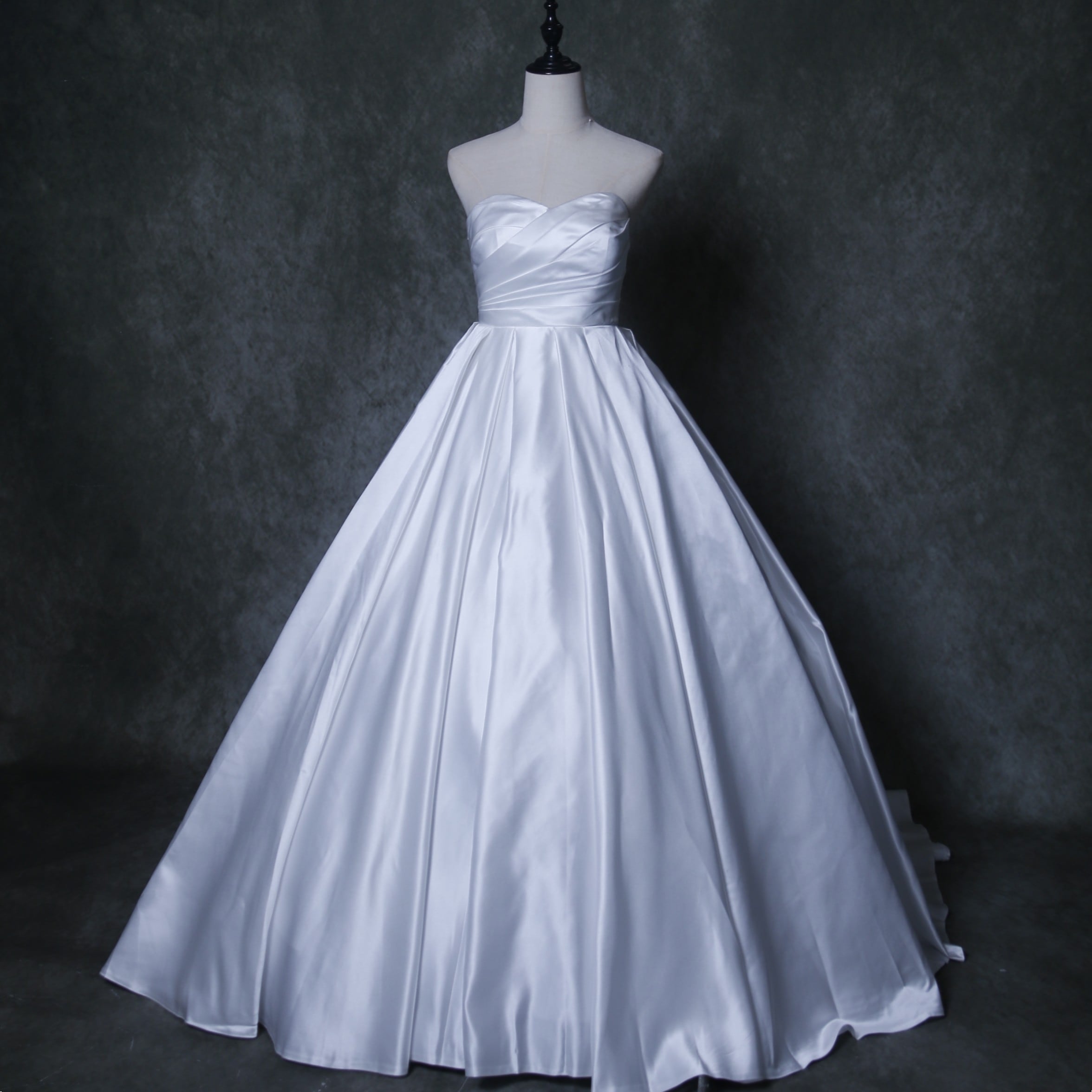 上品！ウエディングドレス ベアトップ プリンセスライン 光沢サテン 結婚式