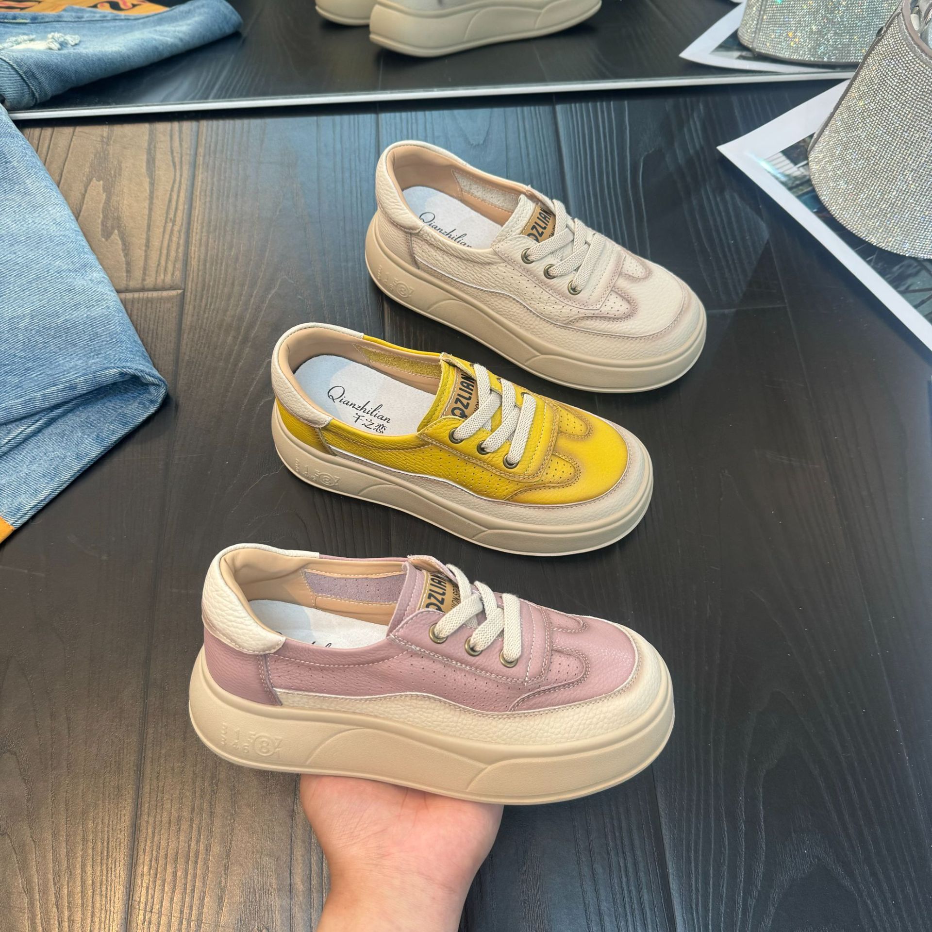 ネットセレブのレディースシューズ2025年夏新作学生韓国版カジュアル通気性スポーツシューズ万能厚底ハイヒールレディースシューズ