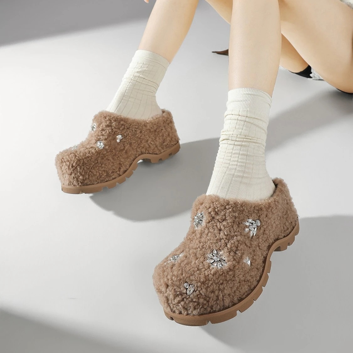 【最安値に挑戦】【人気商品】2025 秋冬 レディース ハイグレード クリスタル ボーケンシューズ厚底 ヒールアップ 毛付き一脚蹬 モカシンハーフスリッパ 外履き