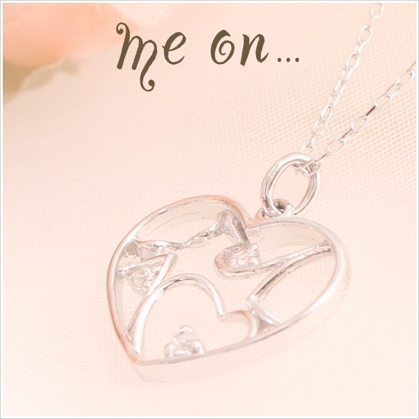 me on... K10ホワイトゴールドハートの中にいくつもハートが潜んでる甘すぎないテイストのハートインハートモチーフダイヤモンドネックレス お届けまで２３週間程度小さなハートのかくれ