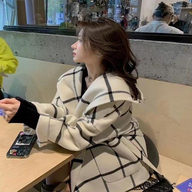 アウター コート 上着 ミディアム丈 半端丈 長袖 ラグランスリーブ ストレート ワイド Aライン ベルト フード付き ポケット 前開き かわいい 大人可愛い きれいめ シンプル カジュアル 大人