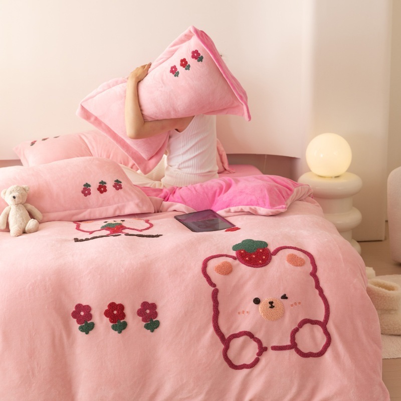 漫画クマミルクベルベットタオル刺繍4点セット秋冬暖かい厚手のフランネルかわいいイチゴ3点セット