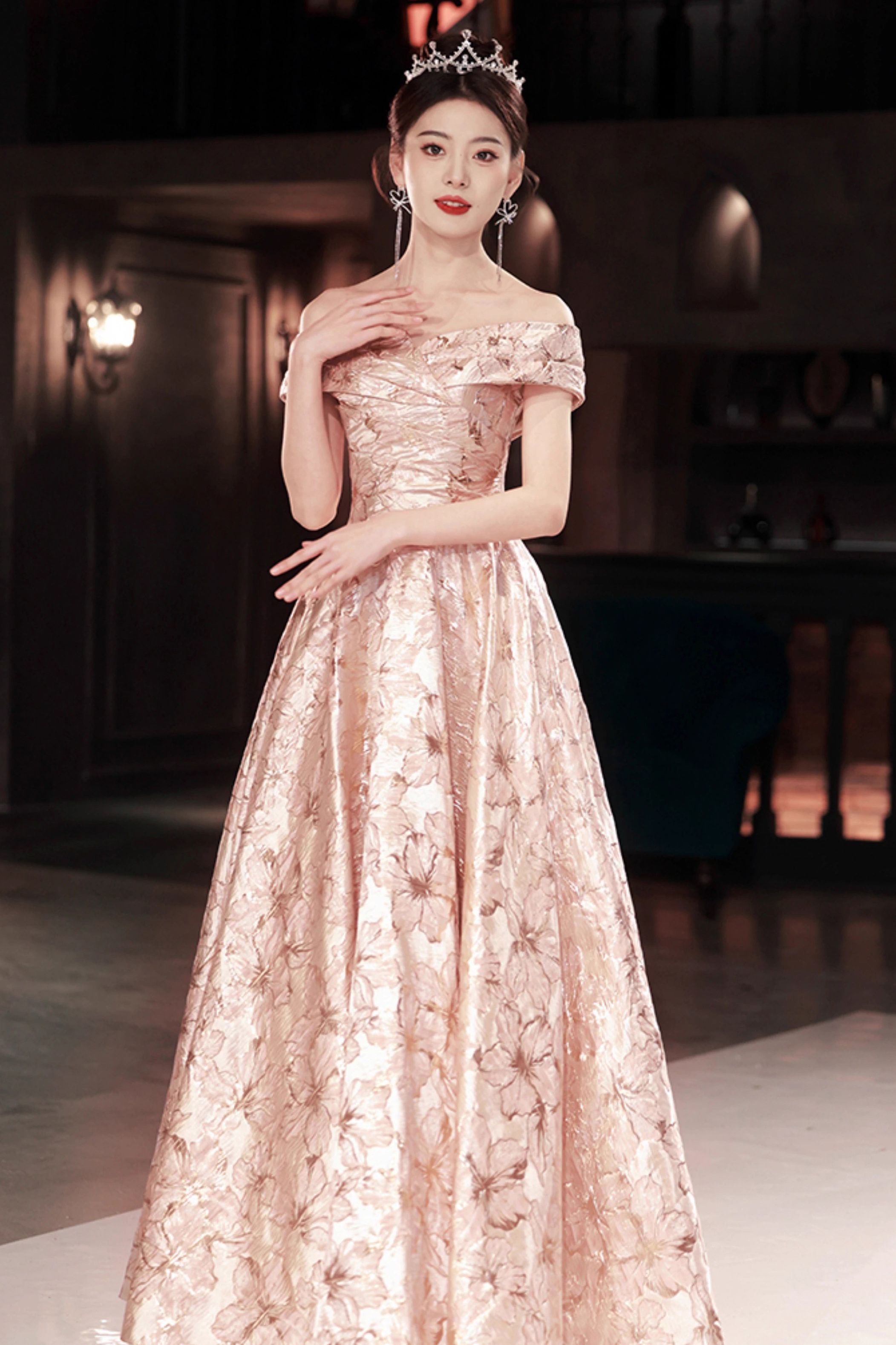 女性のスタイルの長いタイプの女性の婚約敬酒服の軽豪華なパーティーのお姫様のスカート