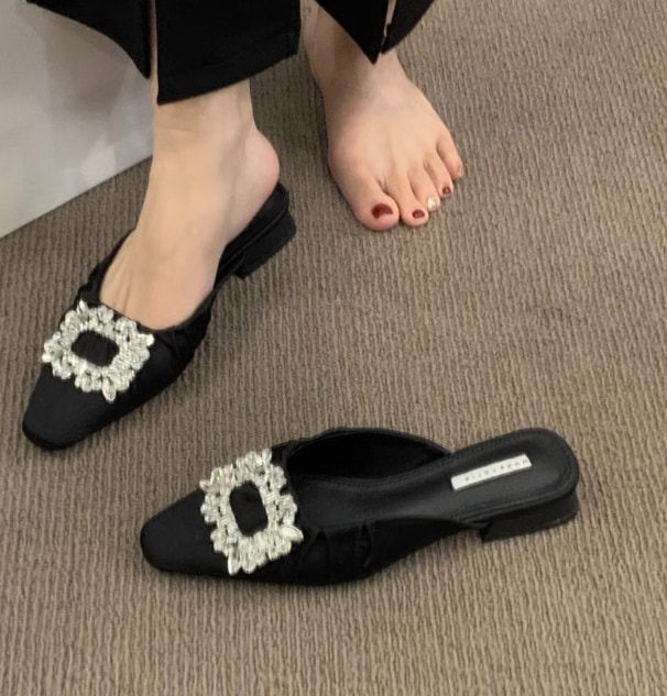 シューズ モテアイテム デート ミュール ミドルヒール ポインテッドトゥ ビジュー スリッポン 大人可愛い きれいめ カジュアル 大人 上品 おしゃれ レトロ キュート 大人っぽい ラフ ルーズ