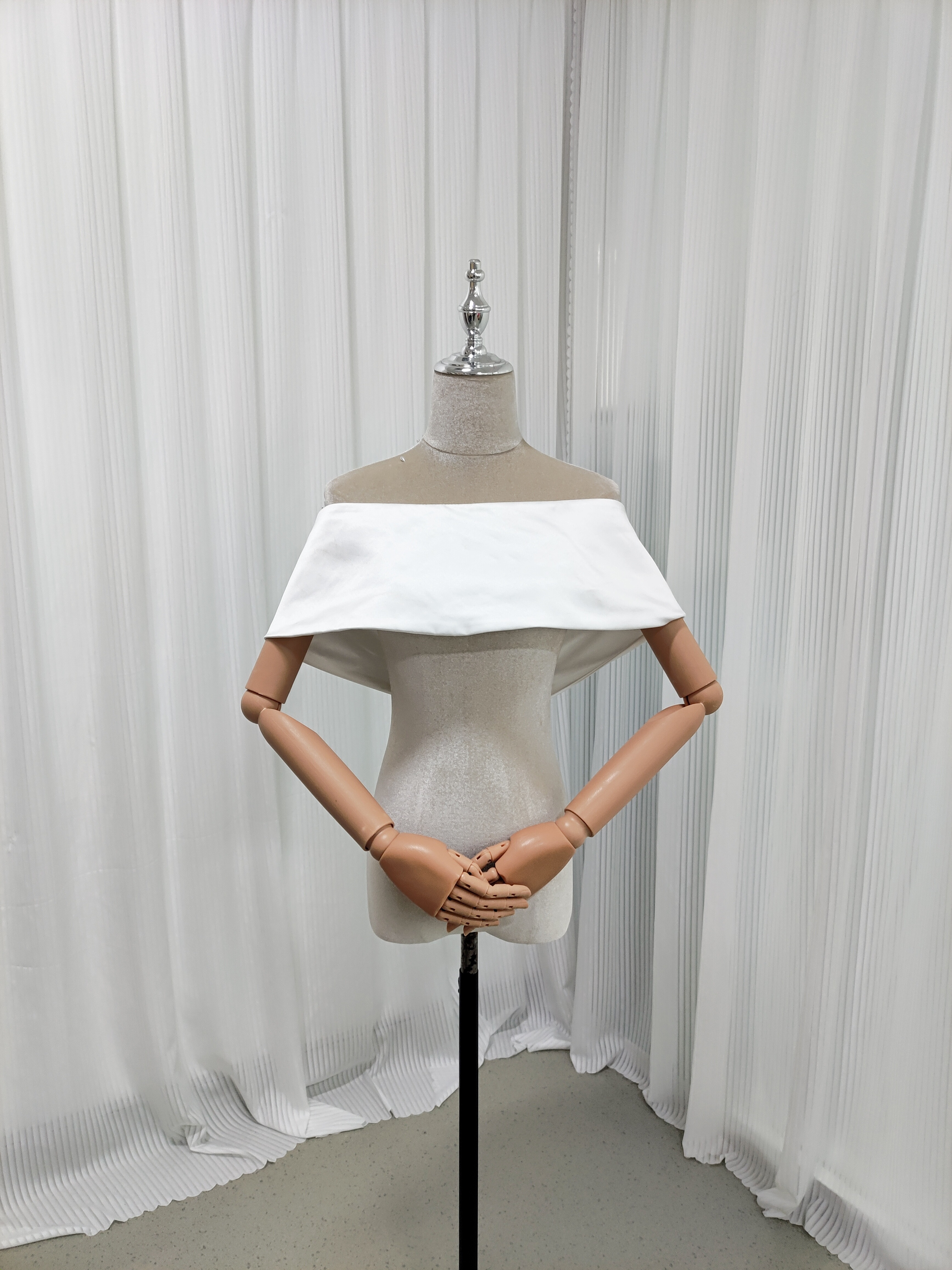 オフショルダー オフホワイト くるみボタン 光沢サテン 花嫁/ウェディングドレス 7,821円