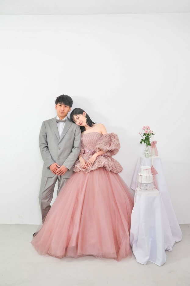 実例写真！ カラードレス ピンク 取り外し可能な付け袖 編み上げ サッシュベルト 華やかなトレーン 花嫁