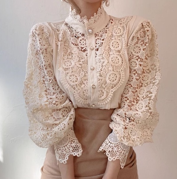 トップス シャツ ブラウス ジャケット 長袖 ボリュームスリーブ スタンドカラー デザイン ボタン トリム 美ライン パール ニュアンス 刺繍 カラバリ ロマンチック レトロ かわいい 大人可愛い