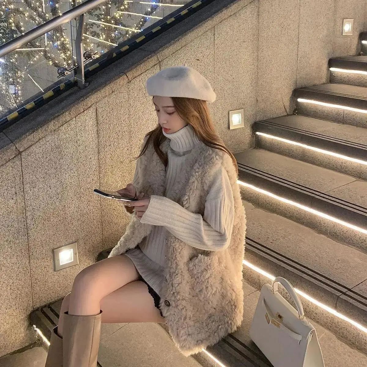 レモンウールのベスト女性用 皮と毛が一体のもの新作 おしゃれで外に着てもいい どんな服にも合う 厚手のベスト ネットで人気のあるアウター