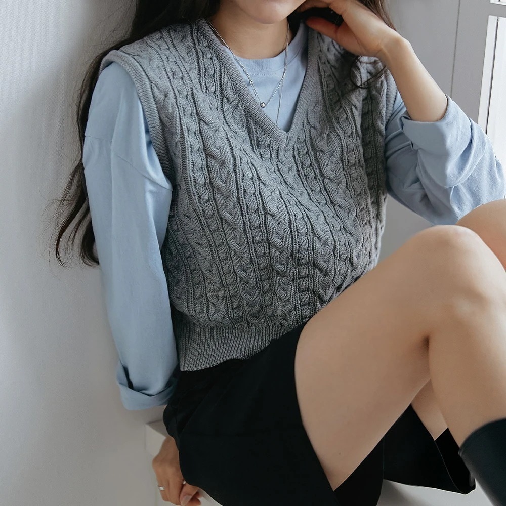 ケーブル編みクロップド丈ベスト