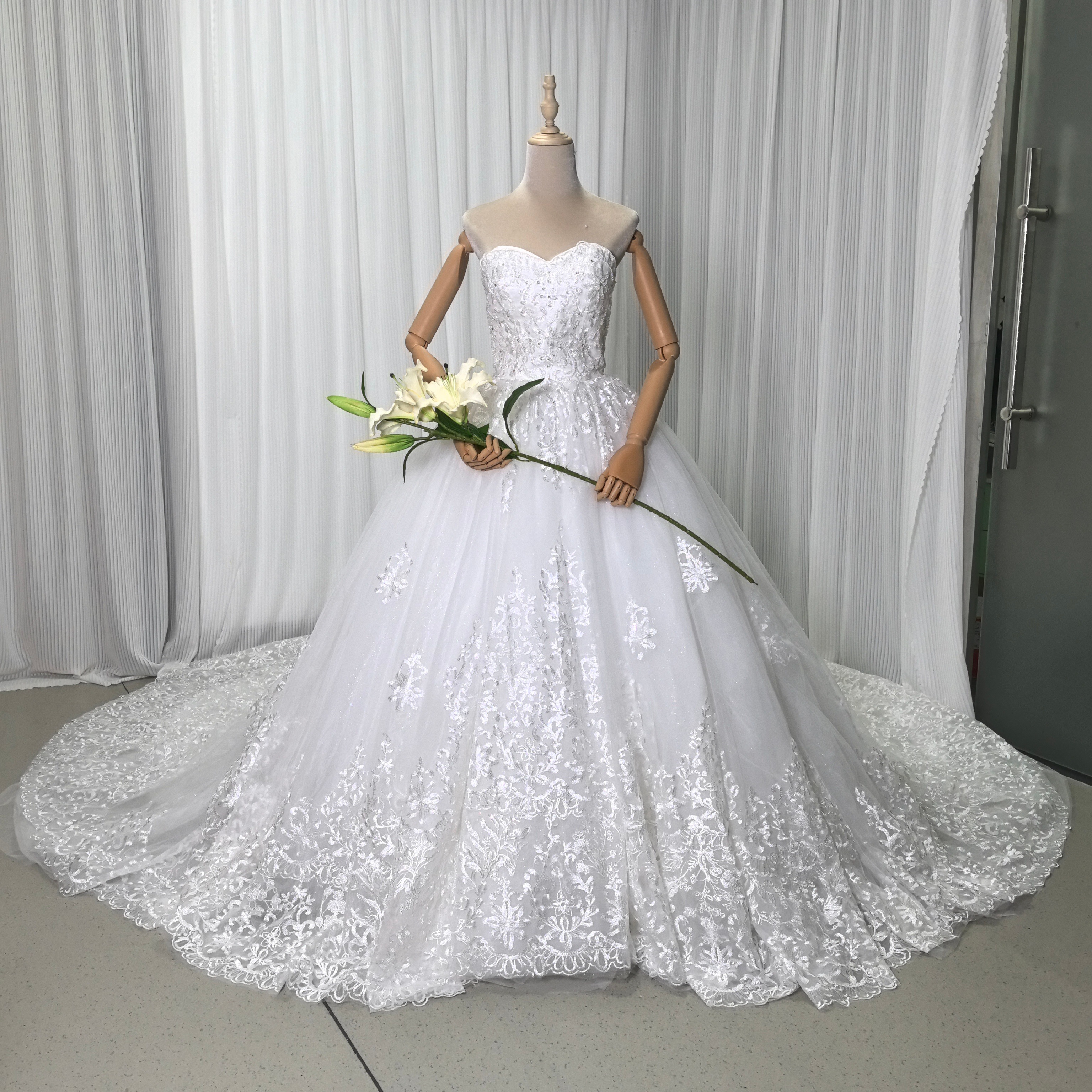 フランス風 ウェディングドレス ベアトップ キラキラスパンコール 上品レース 華やかなトレーン 結婚式 44,988円