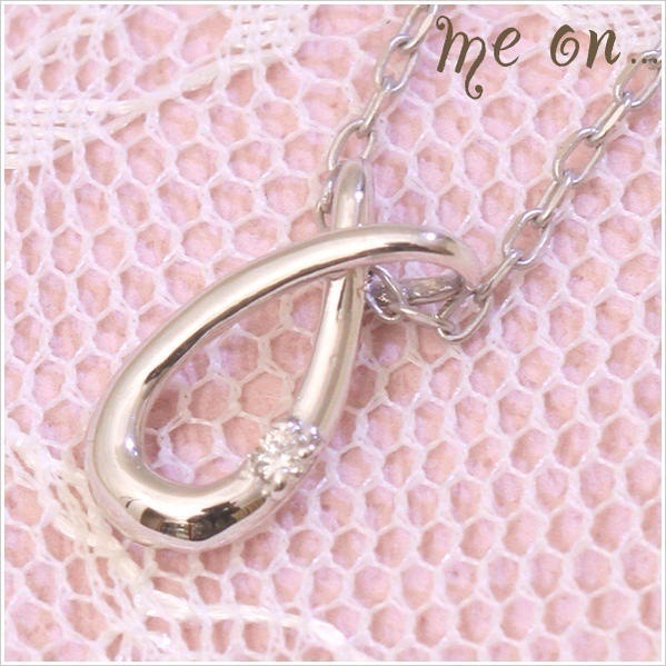 me on... ラフなウェーブラインにただようひと粒の宝石K10ホワイトゴールド 10金 ダイヤモンドネックレス お届けまで２３週間程度なめらかに描かれたラインが胸元を美しく見せます