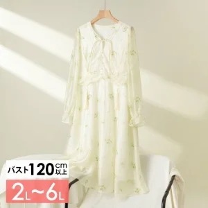 光沢のある生地に品のある花柄透け感のあるワンピース