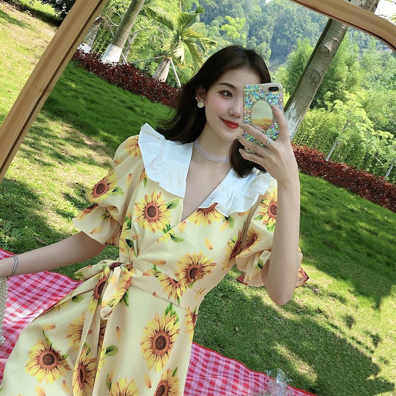 子供の襟の黄色の小花のワンピースの新型ははらはらします雅風超仙のスカートは腰のヒマワリの太陽の花のスカートを収めます